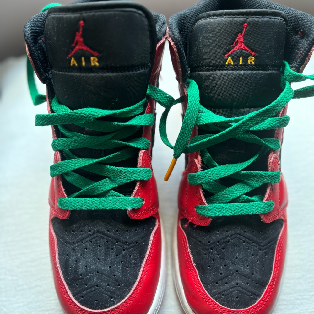Air Jordan 1 Mid SE
Big Kids' Shoes
Size 6.5Y
Style DQ8418-006